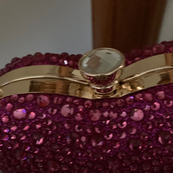 Elegant Heart-Shaped Crystal Clutch - Picture 2 of 3